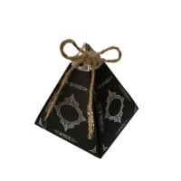 Karton Lokumluk Gümüş Saray Desenli Piramit Modeli (50 Adet) Karton Lokumluk Gümüş Saray Desenli Piramit Modeli (50 Adet)