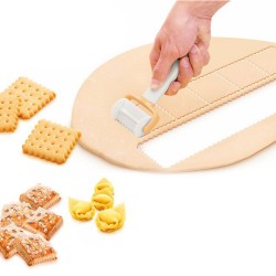 Plastik Kare Tırtıklı Petibör Hamur Kesici ve Şekillendirici Plastik Kare Tırtıklı Petibör Hamur Kesici ve Şekillendirici